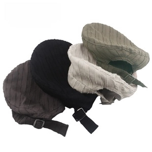 Détail de la boucle métallique réglable et du tissu texturé des bérets vintage
