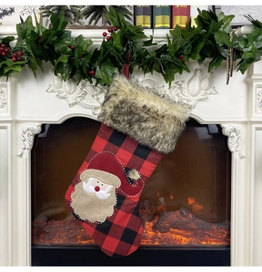 Grande chaussette de Noël à carreaux rouges et noirs avec revers en fourrure et motif Père Noël