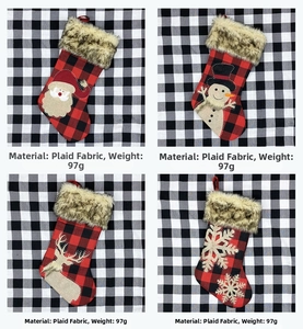 Lot de quatre grandes chaussettes de Noël avec motifs Père Noël, bonhomme de neige et renne.