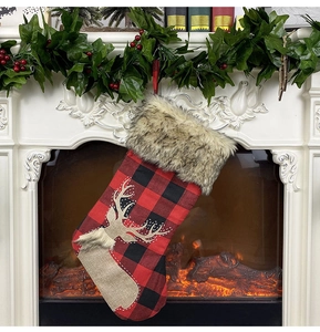 Grande chaussette de Noël à carreaux rouges et noirs avec bordure en fausse fourrure