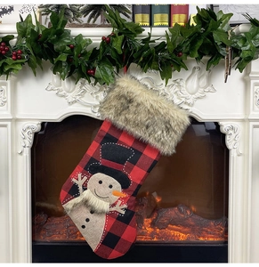 Grande chaussette de Noël à carreaux rouges et noirs avec applique bonhomme de neige
