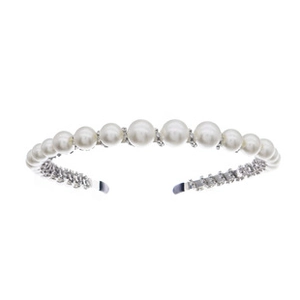 Close-up of bridal headband featuring gradient pearls and small sparkling rhinestones