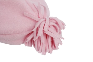 Dettaglio del cappello in pile rosa che mostra il morbido pompon e la trama del tessuto