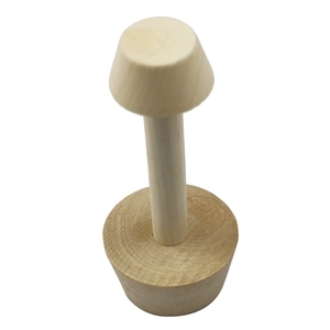 Detalle macro del grano de madera natural en un mazo de madera para tartas de huevo