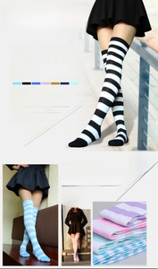 Détail de chaussettes hautes rayées montrant la haute élasticité et la texture coton