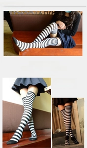 Vues détaillées de chaussettes hautes en coton avec de fines rayures noires et blanches