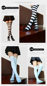 Détail des chaussettes hautes rayées bleu et blanc en coton tricoté de style japonais