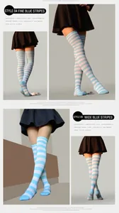 Détail des chaussettes hautes rayées bleu et blanc avec motifs à rayures fines et larges