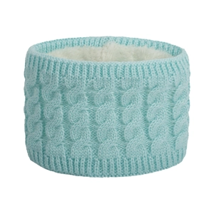 Detailansicht hellblauer Baby-Strickschal mit dickem weißem Fleecefutter für den Winter