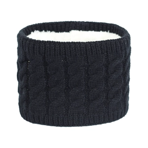 Nahaufnahme von schwarzem Strickschal mit weißem Fleecefutter