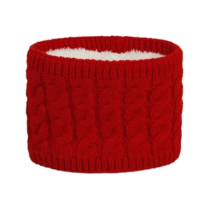 Nahaufnahme eines roten Kinder-Strickschals mit warmem weißem Fleece-Innenfutter