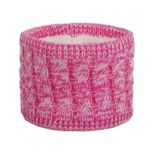 Detail eines rosa Baby-Strickschals mit dickem weißem Fleecefutter und Zopfmuster-Struktur