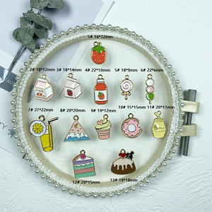 Set mit 13 bunten Emaille-Anhängern für DIY-Schmuck mit Kuchen und Donut-Motiven