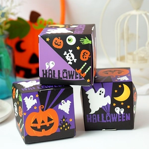 Detailansicht von Halloween Papp-Süßigkeitenboxen mit Kürbis- und Geisterdrucken für Partys.