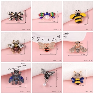 Detailed chart showing sizes and weights of various crystal insect alloy charms
