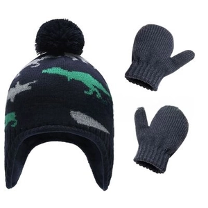Dettaglio di un cappello lavorato a maglia per bambini con paraorecchie, dinosauro e guanti