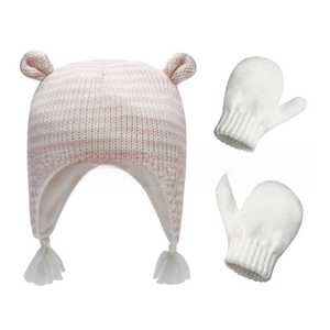 Dettaglio di cappello a maglia a righe rosa e guanti bianchi per set invernale bebè