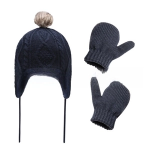 Dettaglio della maglia a trecce del set cappello invernale blu navy e guanti termici