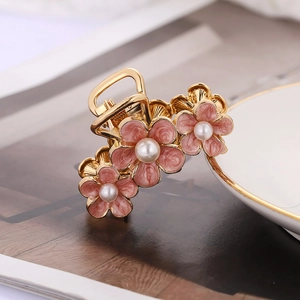 Pince à cheveux élégante en métal doré avec fleurs en émail rose et perles pour femme