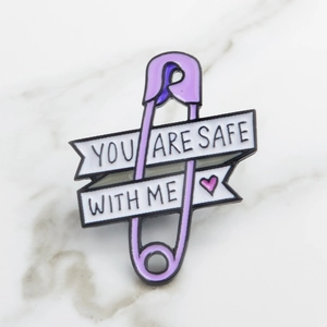 Cartoon Emaille-Brosche in Violett mit dem Schriftzug YOU ARE SAFE WITH ME
