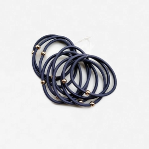Dettaglio di elastici per capelli blu scuro elastici con piccole perle dorate
