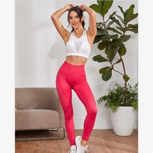 Nahtloses Sport-Set mit weißem BH und rosa Leggings mit atmungsaktiven Mesh-Details