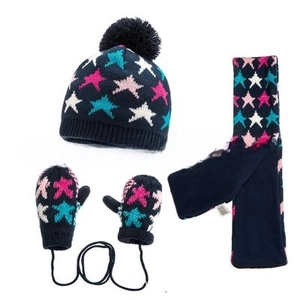 Dettaglio set invernale in maglia per bambini con berretto, sciarpa e muffole a stelle