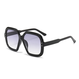 Oversize Quadratische schwarze Sonnenbrille mit lila Verlaufsgläsern und Silberpunkten