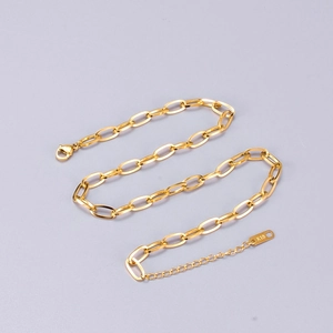 Flat paperclip chain necklace in 18K gold plated stainless steel with lobster clasp