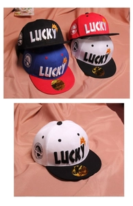 Détail de casquette hip hop à bord plat avec broderie Lucky et écusson latéral pour garçon