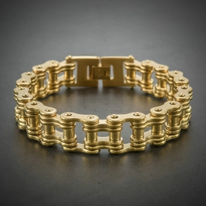 Dettaglio ravvicinato del bracciale maschile a catena da moto in acciaio dorato