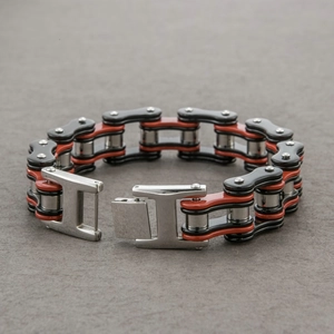 Dettaglio bracciale da uomo a catena di bicicletta con maglie nere rosse e chiusura argento