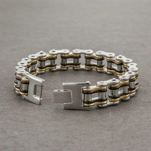 Dettaglio del bracciale a catena da bici bicolore argento e oro in acciaio inox con chiusura a scatto