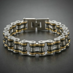 Dettaglio di bracciale maschile a catena bicolore in stile industriale nero e oro