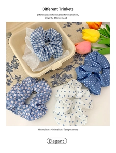 Détail de quatre chouchous bleus à fleurs et pois dans un style minimaliste frais