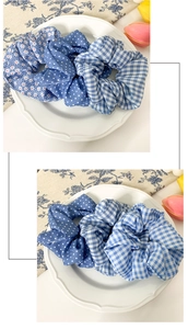 Gros plan de chouchous bleus à fleurs et pois sur une assiette décorative blanche