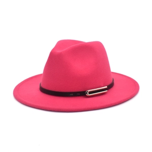 Détail du chapeau fedora en laine rose avec ruban en similicuir noir et boucle dorée