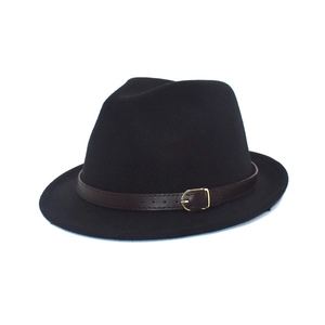 Classico cappello fedora in lana nera con cinturino in pelle marrone e fibbia oro