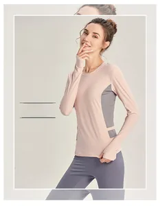 Haut de sport ajusté à manches longues avec patchwork rose et gris en tissu respirant
