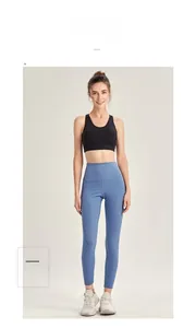 Dettaglio di leggings blu cielo a vita alta che mostra tessuto ed effetto push-up