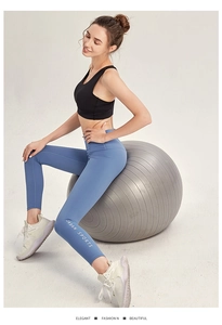 Dettaglio dei leggings yoga blu a vita alta con scritta Urban Sports bianca sulla gamba