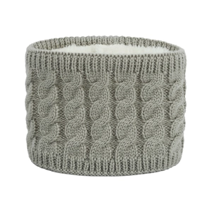 Detailaufnahme von Baby-Strickschal mit weichem weißem Fleece-Futter für winterliche Wärme
