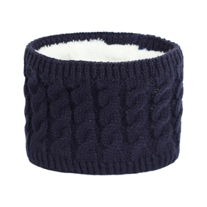 Detailansicht eines dunkelblauen Strickschals mit sehr weichem weißem Fleecefutter