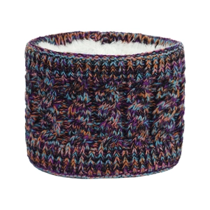 Detail des Baby-Strickschals mit Zopfmuster und warmem, weißem Fleece-Innenfutter
