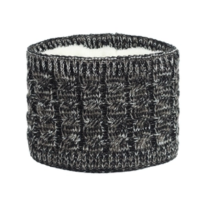Nahaufnahme eines Baby-Strickschals mit weichem Fleecefutter und Zopfmuster-Stil