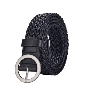 Ceinture tressée noire pour femme avec boucle ronde argentée sur fond blanc immaculé