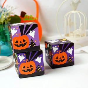 Halloween Süßigkeiten Schachtel Detail, quadratische Geschenkverpackung mit Kürbis Motiv.
