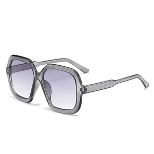 Y2K quadratische übergroße Sonnenbrille in transparent grauem Rahmen mit lila Verlauf