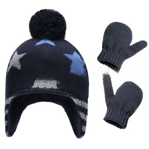 Dettaglio set invernale in maglia blu scuro per bambini con stelle e pompon di pelliccia