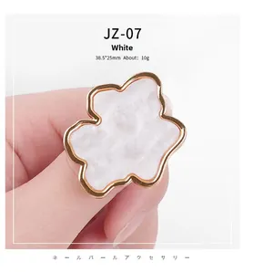 Makro-Detail des Nagellack-Mischrings mit Muschel-Textur und Goldrand für Nailart